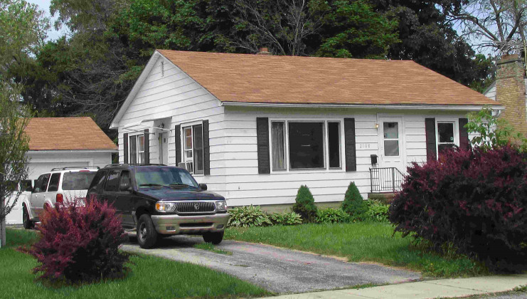 2108 enoch ave, zion, il 60099