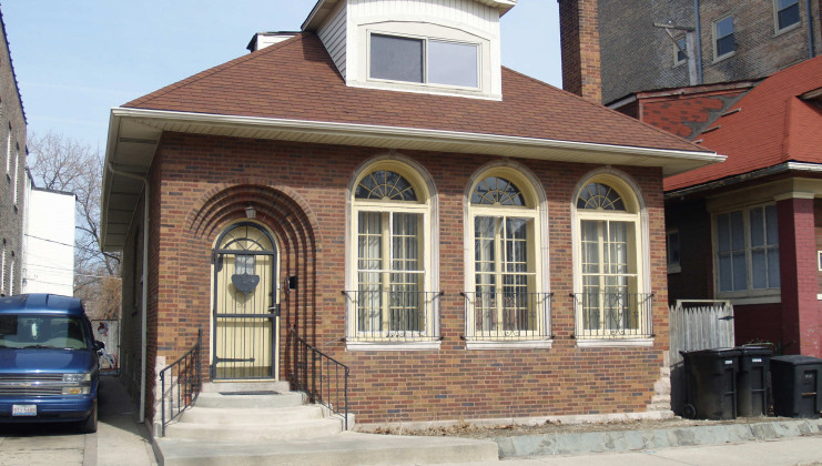 2412 e 74th st, chicago, il 60649