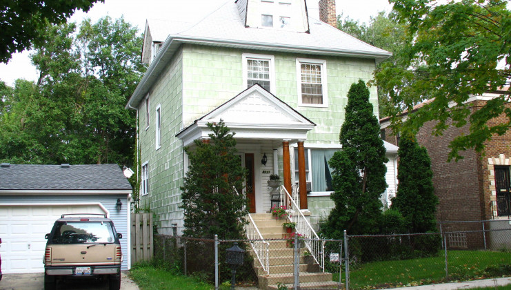 8211 s cornell ave, chicago, il 60617