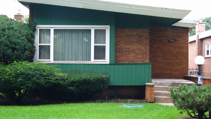 9014 s essex ave, chicago, il 60617