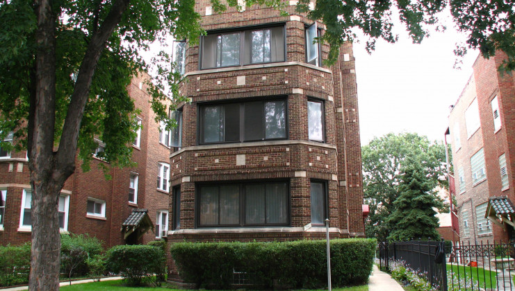 7841 s bennett ave, chicago, il 60649
