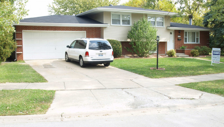 18841 oakwood ave, lansing, il 60438