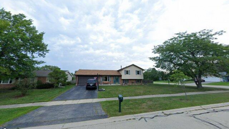1440 schooner ln, hanover park, il 60133