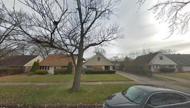 17111 oakwood ave, lansing, il 60438