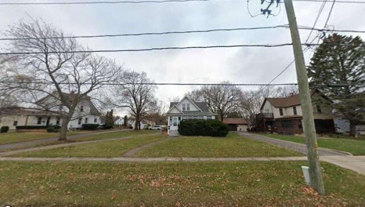 561 washington st, woodstock, il 60098