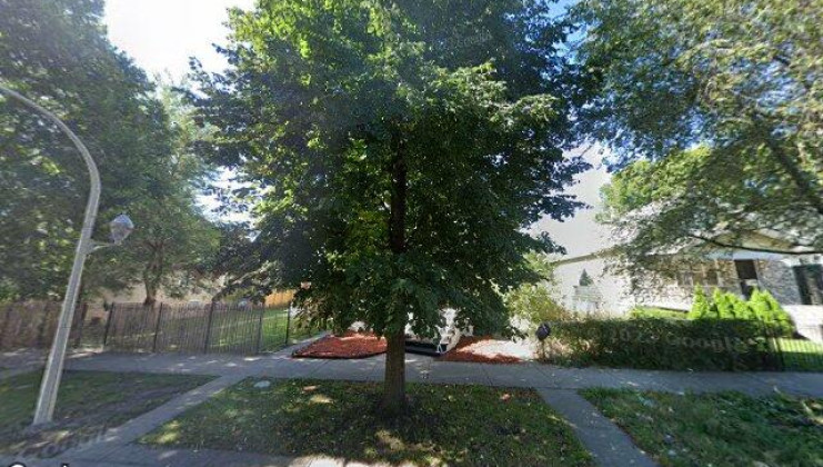 8232 s saginaw ave, chicago, il 60617