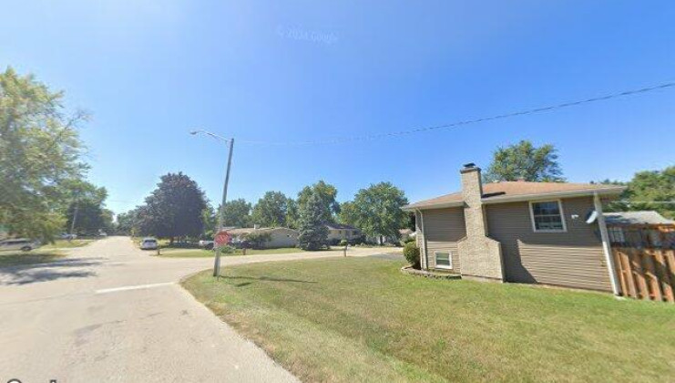 306 e oak st, lake in the hills, il 60156