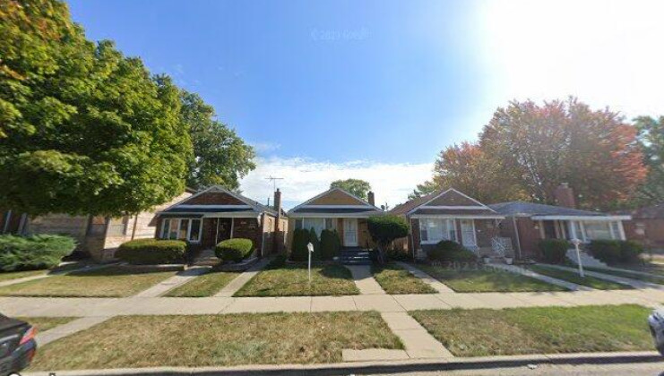 8853 s bennett ave, chicago, il 60617