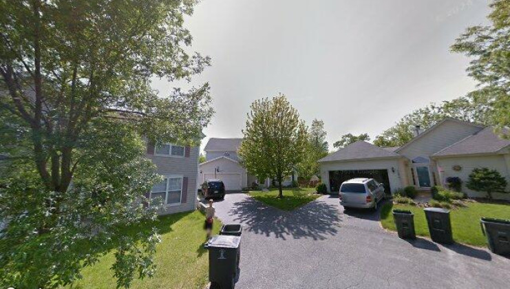 369 n crooked lake ln, lindenhurst, il 60046