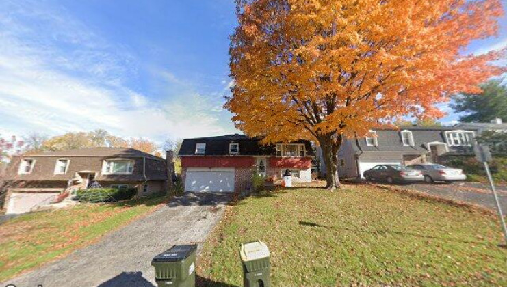 8 indian trl, lake in the hills, il 60156