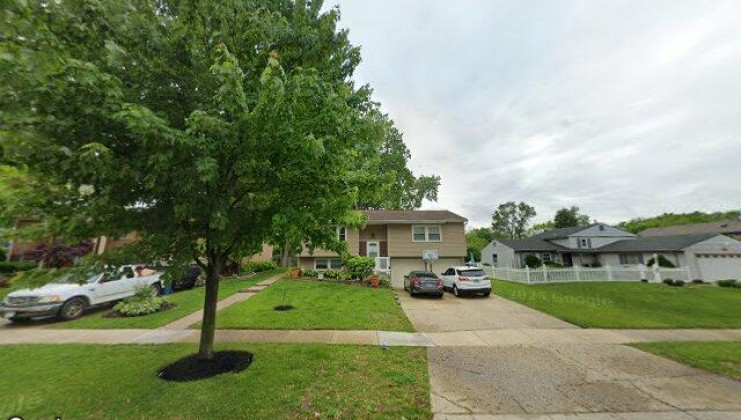 6850 plumtree ln, hanover park, il 60133