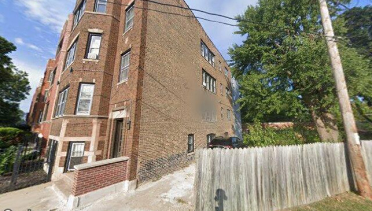 8021 s kingston ave, chicago, il 60617