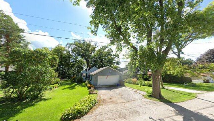 4615 lakeshore dr, mccullom lake, il 60050