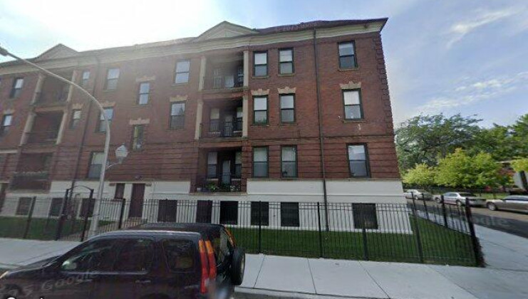 3704 s king dr apt 2c, chicago, il 60653