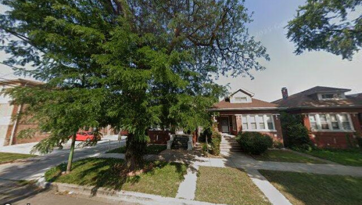 7915 s paxton ave, chicago, il 60617