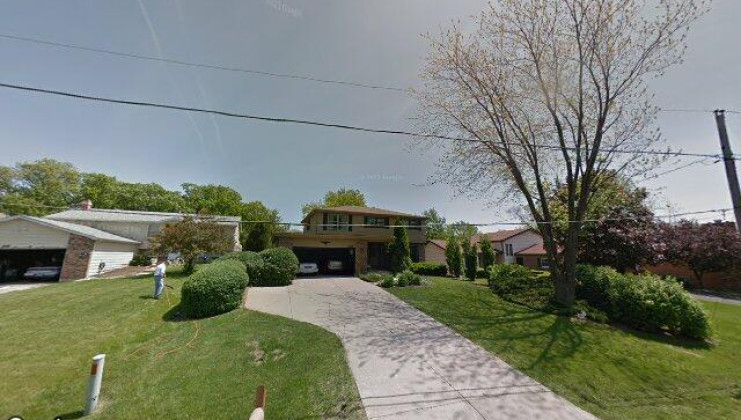 113 lake shore dr, lindenhurst, il 60046