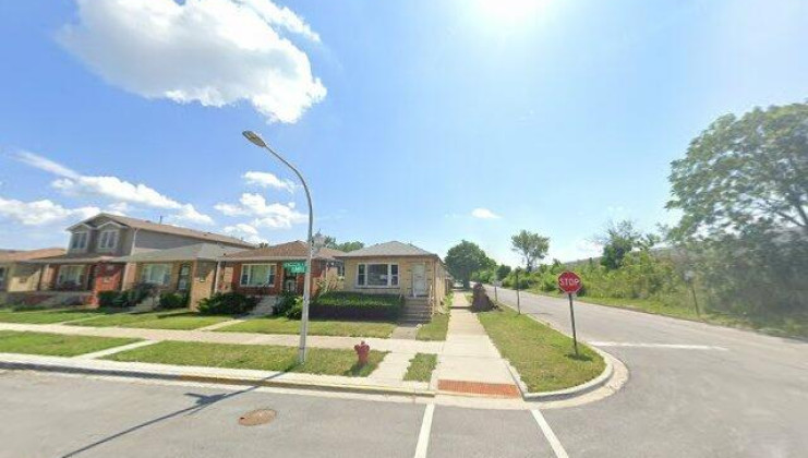 9357 s kingston ave, chicago, il 60617